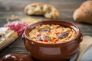 giouvetsi-me-xulopitaki